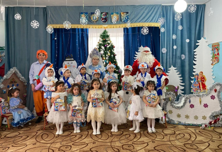 Новогодний утренник во второй младшей группе "Колобок" Новогодний утренник во второй младшей группе "Колобок".